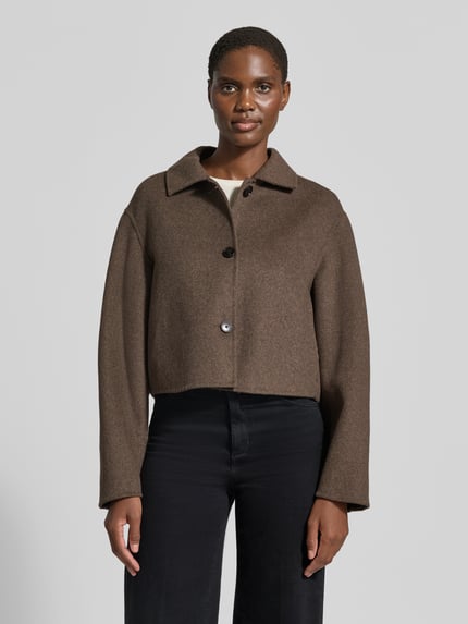 Frauenmodel trägt Jacke aus Woll-Mix Modell 'ALEX' von MANGO in Braun, Regular Fit, Umlegekragen, Knopfleiste, Ganzkörperansicht von vorne.