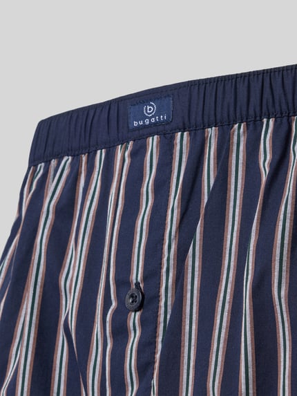 Produktfoto, Boxershorts mit elastischem Bund und Label-Detail im 2er-Pack von bugatti, gestreiftes Design, reine Baumwolle, Regular Fit, Nahaufnahme Oberkörper, 2er-Pack
