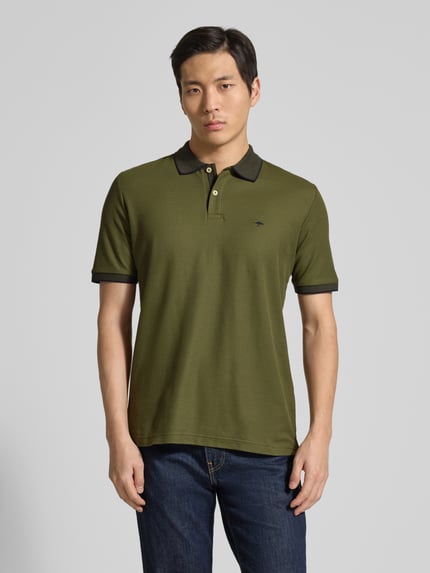 Mannelijk model draagt Modern Fit Poloshirt met Stitching van Fynch-Hatton, katoen, polokraag, knooplijst, groen-zwart, modern fit, voorkant volledige lichaamsweergave.
