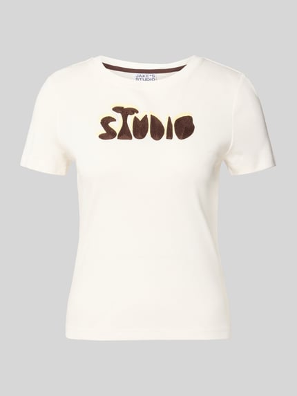 Produktfoto, T-Shirt mit Stitching und Rundhalsausschnitt von JAKE*S STUDIO WOMAN z mieszanki bawełny i modalu, krój regular fit, kolor ecru z brązowym napisem, długość tyłu w rozmiarze S: 53 cm