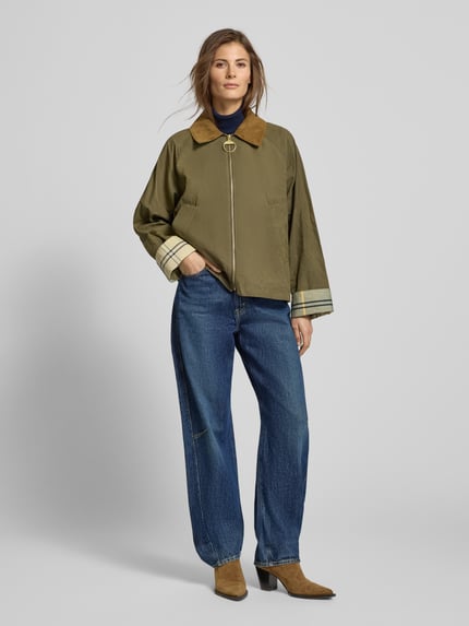 Modelka nosi Jeans mit 5-Pocket-Design von Levi's®, niebieski denim, luźny krój, czysta bawełna, szerokość w rozmiarze 27: 36 cm, długość nogawki wewnętrznej w rozmiarze 27: 75 cm, widok całej sylwetki z przodu