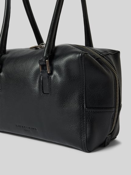 Produktfoto, Satchel Bag mit Label-Prägung Modell 'KAYLA' von LIEBESKIND BERLIN aus schwarzem, genarbtem Leder, silberner Zweiwege-Reißverschluss, sichtbare Innen-Reißverschlusstasche, lange Griffe, rechteckige Form, kompakte Maße 25x17x10 cm, Kontext: Damen Satchel Bag, Schulterriemenlänge 70 cm.