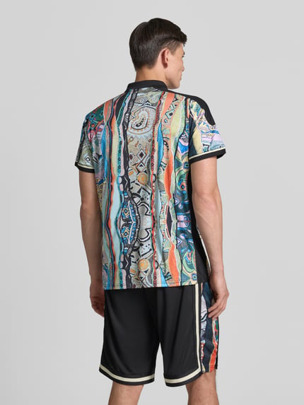 Männermodel trägt Slim Fit T-Shirt mit Label-Print von COLUCCI, bunte Muster, Polokragen, Rückenlänge M 72 cm, Ganzkörperansicht Rückansicht.