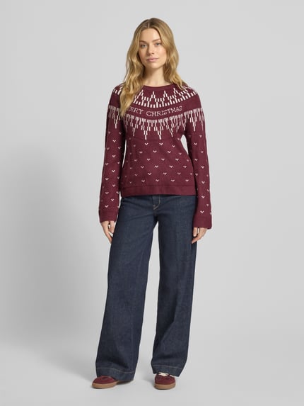Vrouwenmodel draagt Gebreide pullover in all-over look van Model 'KERTI' van Vila, materiaalmix met stretch, regular fit, ronde hals, Ganzkörperansicht von vorne.