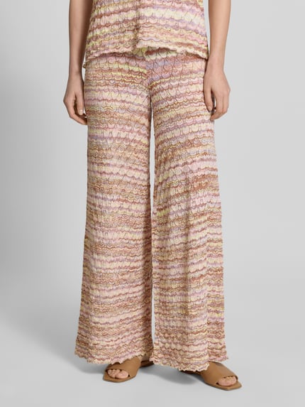 Vrouwenmodel draagt Hose aus Viskose-Mix im Allover-Look van Christian Berg Woman, dames wide leg broek, viscosemix, elastische band, bandwijdte maat S 32 cm, binnenbeenlengte maat S 82 cm, all-over look, zachte kleuren en golvende textuur, vooraanzicht volledige lichaamsopname.