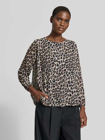 Frauenmodel trägt Blusenshirt im Allover-Look Modell 'Al44baa' von ZABAIONE, Chiffon, Regular Fit, Rundhalsausschnitt, Ganzkörperansicht von vorne.