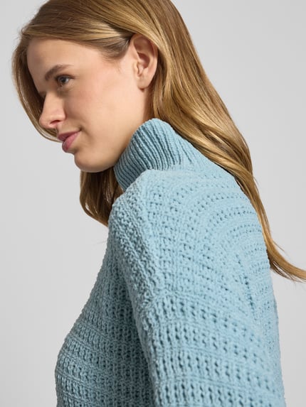 Kobiece model prezentuje Regular Fit Strickpullover mit Mock Neck Kragen Modell 'GLOBE' od Only; dzianinowy, niebieski, zbliżenie na górną część ciała.