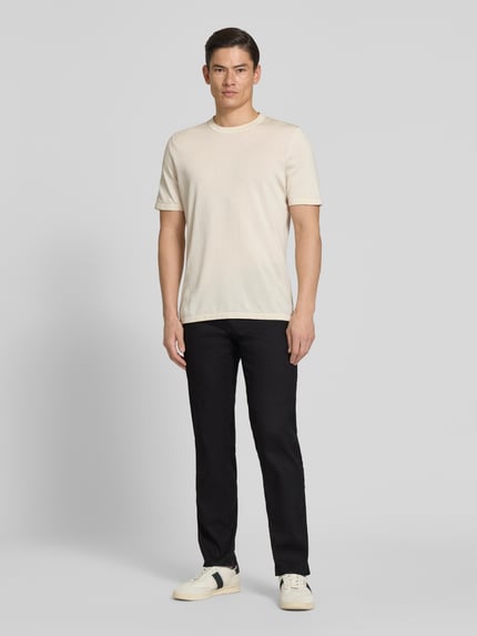 Mannelijk model draagt Regular Fit stoffen broek uit mix van katoen en linnen model 'CADIZ' van Brax, look: effen, regular fit, labelpatch, logo-applicatie, riemlussen, knoop- en ritssluiting, 5-pocketmodel, mix van katoen en linnen, geheelopname vooraanzicht.