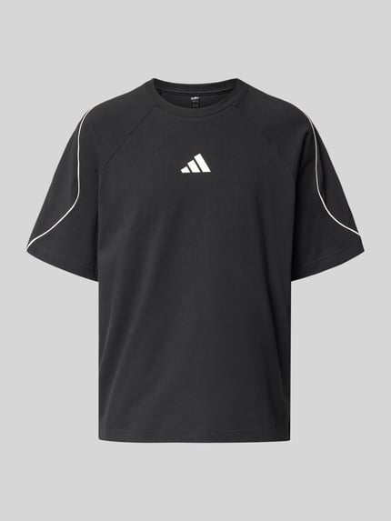 Produktfoto, T-Shirt mit Label-Print von adidas Sportswear, Herren T-Shirt aus reiner Baumwolle, Regular-Fit, gerippter Rundhalsausschnitt, Rückenlänge 68 cm bei Größe M, schwarze Grundfarbe mit weißen Details