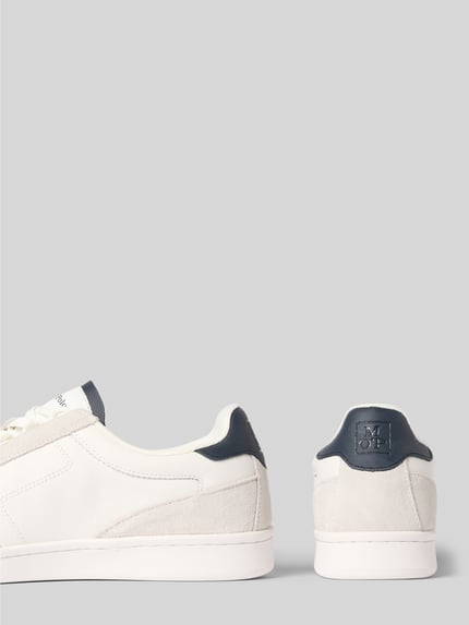 Produktfoto, Low Top Sneaker aus echtem Rindsleder von Marc O'Polo, weißes Glattleder mit dunkelblauem Detail, flache Sohle, Logo-Prägung