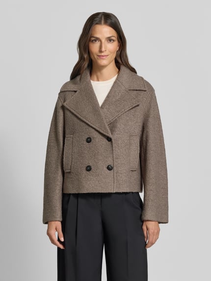 Kobieta prezentuje krótki płaszcz Regular Fit Kurzmantel mit Woll-Anteil od Jake*s Casual, brązowy, prosta faktura, przód, zdjęcie całej sylwetki.