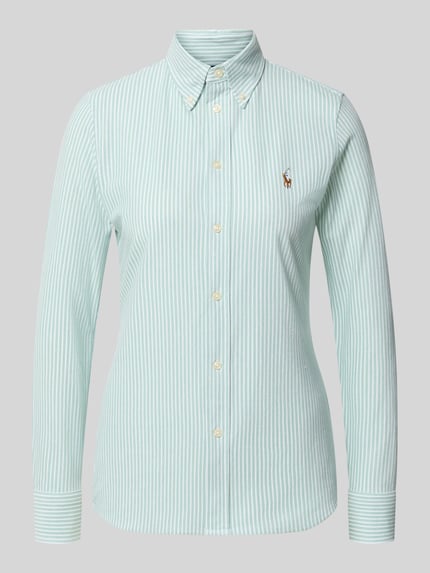Frauenmodel trägt Regular Fit Hemdbluse aus reiner Baumwolle von Polo Ralph Lauren, hellgrün-weiß gestreift, glatte Textur, Ganzkörperansicht von vorne. Damen Hemdbluse von Polo Ralph Lauren.