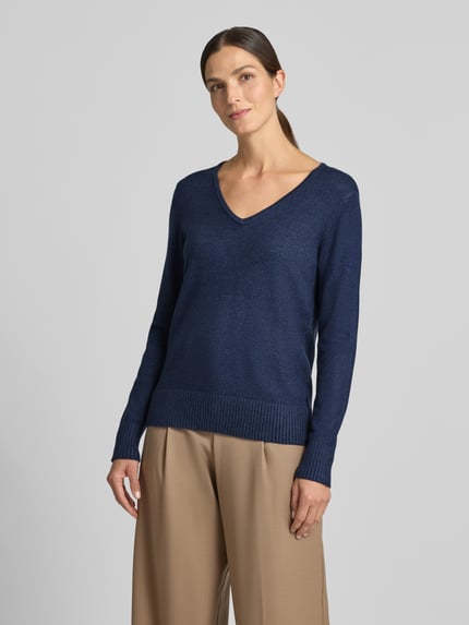 Vrouwenmodel draagt Regular Fit Sweatshirt uit Viskose-Anteil van Christian Berg Woman, donkerblauw, viscosemix, v-hals, ribboorden, ruglengte maat S 63 cm, mouwlengte maat S 48 cm, volledig lichaam vooraanzicht.