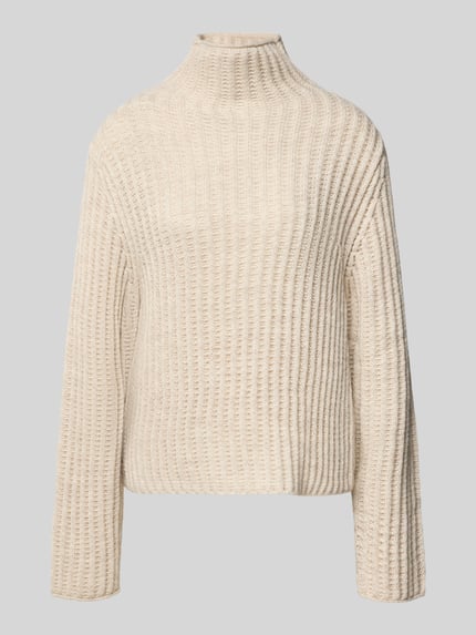 Produktfoto, cremefarbener Strickpullover mit Stehkragen, Rippstruktur und Regular Fit, Modell 'ARWIE' von DRYKORN, Material-Mix mit Alpaka-Anteil