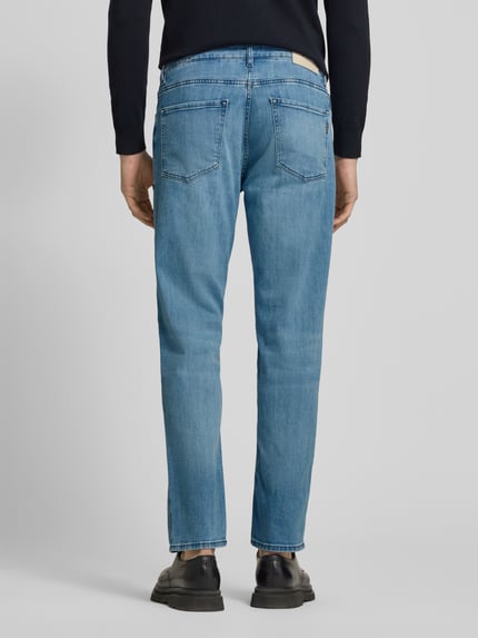Männermodel trägt Straight Fit Jeans aus katoenmix Modell 'Maine' van BOSS in denimlook met 5-pocketmodel, ganzkörperansicht rückansicht.