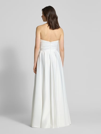 Vrouwenmodel draagt Brautkleid met Hartvormige hals van Mascara, Satijn, getailleerde pasvorm, plooien, mouwloos design, maxilengte, naadritssluiting, met kant versierd met sierparels, ruglengte maat 36: 129 cm, borstwijdte maat 36: 41 cm. Ganzkörperansicht Rückansicht.
