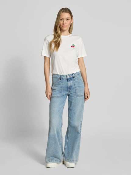 Kobiece model nosi damski t-shirt z bawełny Vila, prosty krój, model 'SYBILLA', okrągły dekolt, długość tyłu 58 cm, widok z przodu cała sylwetka