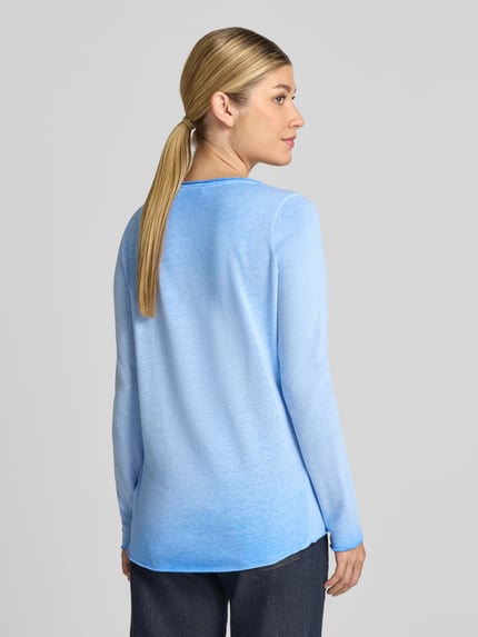 Frauenmodel trägt Regular Fit Langarmshirt aus Baumwoll-Mix von Smith and Soul in Hellblau mit Kräuselsäumen, Rückenansicht, Ganzkörperansicht Rückansicht.