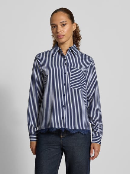 Vrouwenmodel draagt Regular Fit Hemdbluse aus Viskose-Mix van Milano Italy met streepdesign, met kant, borstzak, overhemdkraag, Met lange mouwen, ruglengte maat 36: 56 cm, mouwlengte maat 36: 63 cm, effen blauwe en witte kleuren, textuur van zachte stof, geheel aanzicht van voren.