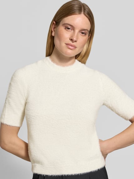 Frauenmodel trägt Pullover mit flauschiger Oberfläche von JAKE*S WOMAN COLLECTION, cremeweiß, strukturierte Strickoptik, Nahaufnahme Oberkörper.