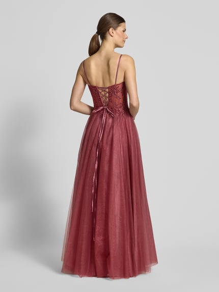 Frauenmodel trägt Abendkleid mit Stitchings und Ziersteinbesatz von Luxuar, Tüll in Tailliertem Schnitt, Maxikleid, Rückansicht Ganzkörperansicht.
