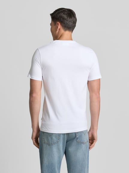 Männermodel trägt T-Shirt mit Stitching und Rundhalsausschnitt von Lindbergh aus Reine Baumwolle, Slim-Fit, Rückenlänge 71 cm, Ganzkörperansicht Rückansicht.