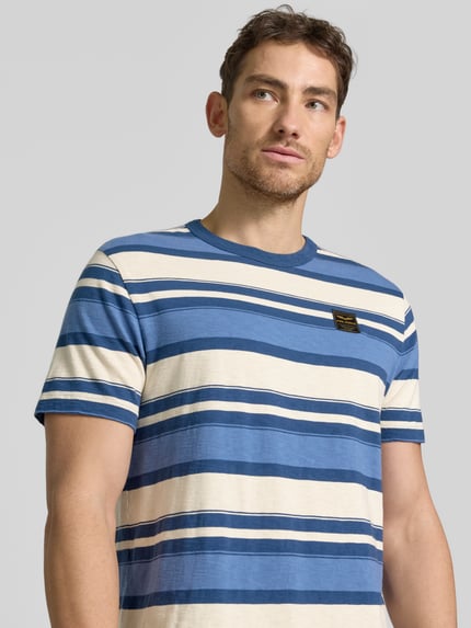 Männermodel trägt T-shirt mit ronde hals en labelstitching van PME Legend, puur katoen, regular fit, streepmotief, nahaufnahme bovenlichaam.