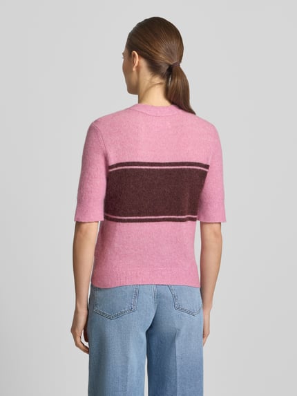 Vrouwenmodel draagt gebreid jack uit wolmix met alpaca, regular fit, ronde hals, 1/2-mouwen, model 'SANOURA' van Samsøe Samsøe, ruglengte maat S 54 cm, mouwlengte maat S 27 cm, roze met donkerbruine streep, textuur zacht, recht model. Ganzkörperansicht Rückansicht.