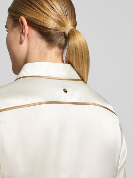 Vrouwenmodel draagt Regular fit zijden blouse met contraststrepen van Marc Cain, zuiver zijde, overhemdkraag, knoopsluiting, ruglengte maat 36: 63 cm, mouwlengte maat 36: 63 cm, detailopname rug.