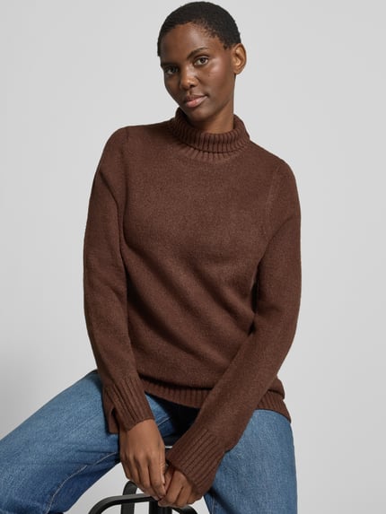 Frauenmodel trägt Rollkragenpullover mit breiten Rippabschlüssen von Jake*s Casual in Braun, Strukturstrick, Regular Fit, Longline, unifarben, Nahaufnahme Oberkörper.