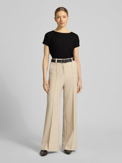 Frauenmodel trägt Relaxed Fit T-Shirt mit Strukturmuster von s.Oliver RED LABEL, Optik: Unifarben, Passform: Relaxed-Fit, Rundhals, Ärmelform: Kurzarm, Materialverarbeitung: Crinkle, Ganzkörperansicht von vorne.
