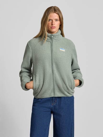 Vrouwenmodel draagt lichtgroene fleecejack Regular Fit Fleecejacke mit Reißverschluss model 'EVA' van ONLY, Dames fleecejack, vooraanzicht bovenlichaam