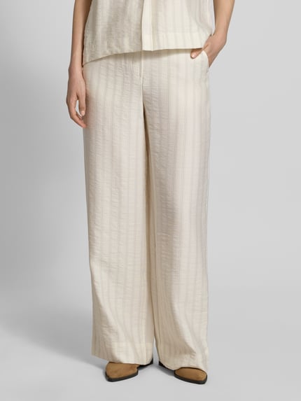 Frauenmodel trägt Regular Fit Weite Hose aus Lyocell-Viskose-Mix Modell 'MARIE-JOHANNE' von Selected Femme, Optik:Allover-Muster, Nadelstreifen-Muster, High-Waist, Eingrifftasche, Nahaufnahme Unterkörper