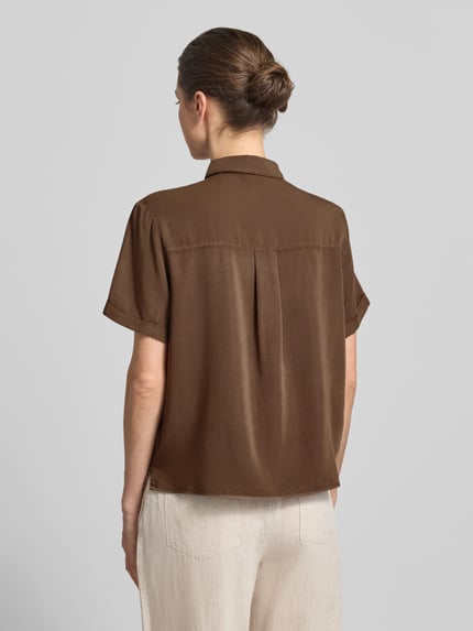 Frauenmodel trägt Regular Fit Hemdbluse mit 1/2-Arm von Jake*s Casual, braun, Viskose-Mix, Kentkragen, Knopfleiste, Rückansicht, Ganzkörperansicht Rückansicht.