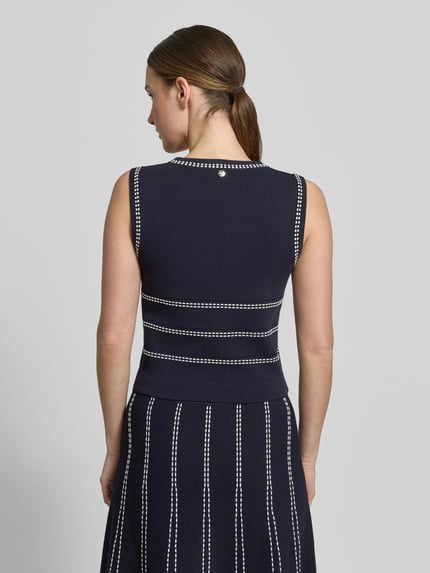 Frauenmodel trägt Stricktop aus Viskose-Mix mit Rundhalsausschnitt von Liu Jo White, krój slim fit, hafty, długość tyłu 47 cm, Ganzkörperansicht Rückansicht.