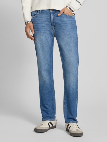 Mannenmodel draagt Regular Fit Jeans im Used-Look model 'CLARK' van Jack & Jones, puur katoen, steekzakken, regular fit, jeanslook; voorkant, detailopname bovenlijf en benen.
