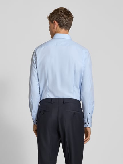 Männermodel trägt Regular Fit Businesshemd mit Kontrastknöpfen von OLYMP, hellblauer Baumwollmix, unifarben, Ganzkörperansicht Rückansicht.