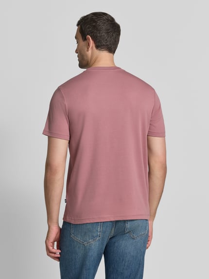 Męski t-shirt z bawełny w kolorze różowym, T-Shirt mit Rundhalsausschnitt und Logo-Stitching von JOOP! COLLECTION, krój regular fit, długość tyłu w rozmiarze M: 68 cm, prążkowany okrągły dekolt, wyhaftowane logo, Ganzkörperansicht Rückansicht.