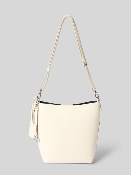 Produktfoto, Hobo Bag mit Logo-Prägung Modell 'LOHJA' von Seidenfelt, creme, strukturierte Oberfläche, Logo-Detail, Anhänger, Hauptfach mit Magnetverschluss, verstellbarer Schultergurt, Reißverschlussfach innen, Maße: 30 cm Breite, 29 cm Länge, 13 cm Tiefe, 84 cm Schulterriemen