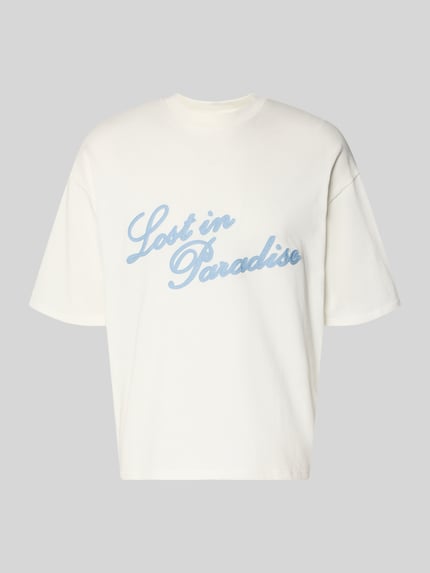 Produktfoto, T-Shirt mit Logo- und Statement-Stitching von REVIEW aus reiner Baumwolle, gerader Schnitt, heller Stoff, blauer Schriftzug.