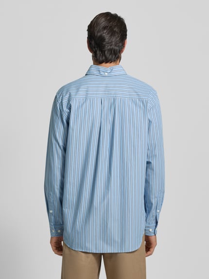 Männermodel trägt Regular Fit Freizeithemd mit Button-Down-Kragen von Les Deux aus reiner Baumwolle, Streifenmuster, Brusttasche, Knopfleiste, Ganzkörperansicht Rückansicht.
