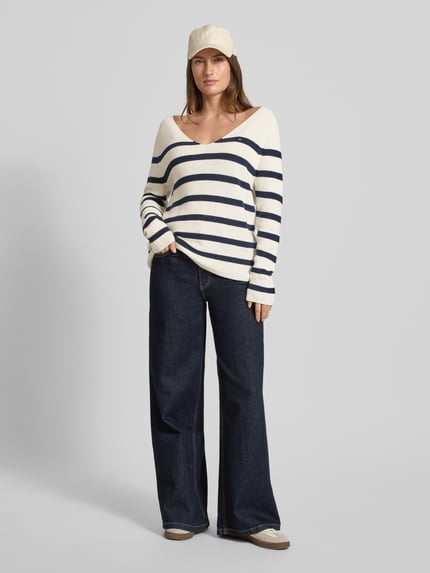 Vrouwenmodel draagt Regular Fit Strickpullover aus reiner Baumwolle van Tommy Hilfiger, gestreept, V-hals, langemouw, ribgebreid katoen, unikleuren, logo detail, vooraanzicht volledige lichaam.