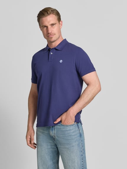 Męski model nosi Regular Fit Poloshirt mit Label-Stitching od MCNEAL z bawełny, listwa guzikowa, długość tyłu 70 cm, niebieski, Ganzkörperansicht von vorne.