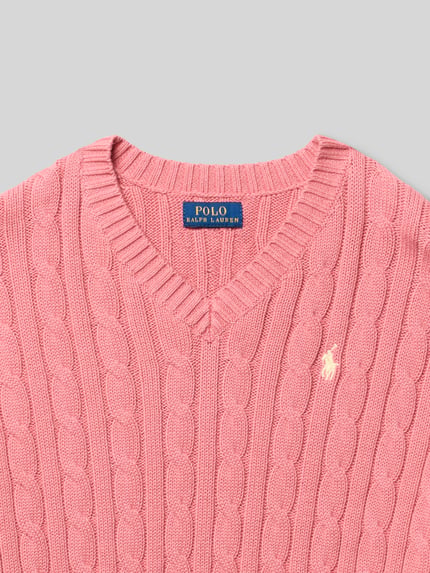 Produktfoto, Regular Fit Strickpullover aus reiner Baumwolle von Polo Ralph Lauren Teens in effen roze met kabelpatroon, gestikt logo, V-hals, lange mouw, boordjes geribd, knitwear van puur katoen
