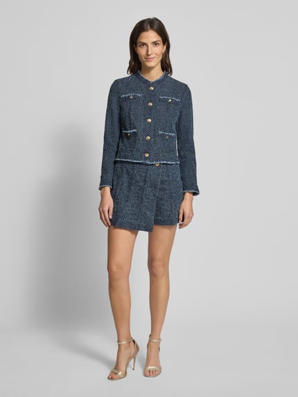 Vrouwenmodel draagt Skort in Wickeloptik mit seitlichem Reißverschluss van Marc Cain in donkerblauw katoen, A-lijn, voorkant volledig zichtbaar, ganzkörperansicht von vorne.