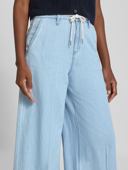 Frauenmodel trägt Regular Fit Culotte aus reiner Baumwolle von s.Oliver RED LABEL in hellem Blau mit glatter Textur, Nahaufnahme Oberkörper.