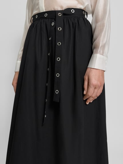 Frauenmodel trägt Ausgestellter Midi-Rock aus reiner Baumwolle Modell 'C_VIDOL' von BOSS Orange, Optik: Unifarben, Regular-Fit, Midi-Länge, Gürtel, verdeckter Reißverschluss, gerade, seitliche Eingrifftaschen, reine Baumwolle, Nahaufnahme Oberkörper.