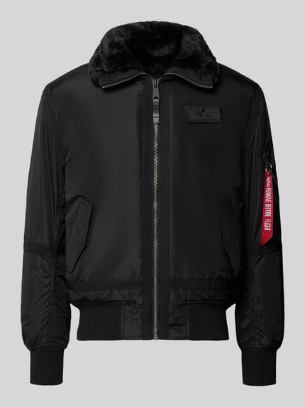 Produktfoto, zwarte Bomberjacke mit Label-Patch und Kentkragen van Alpha Industries, regular fit, teddybont Kentkraag, ritssluiting, labelpatch, ritszak op de mouwen met labelpatch, steekzakken met drukknoopsluiting, ribboorden, ruglengte maat M 65 cm, schouderbreedte 45 cm, borstwijdte 56 cm, mouwlengte 65 cm