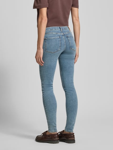Vrouwenmodel draagt Skinny Fit Jeans in Used-look model 'LA BOHEMIENNE' van Scotch & Soda, mix van katoen en elastaan, lichtblauw, volledige achteraanzicht. Bandwijdte maat 27/32: 38 cm, binnenbeenlengte: 75 cm.