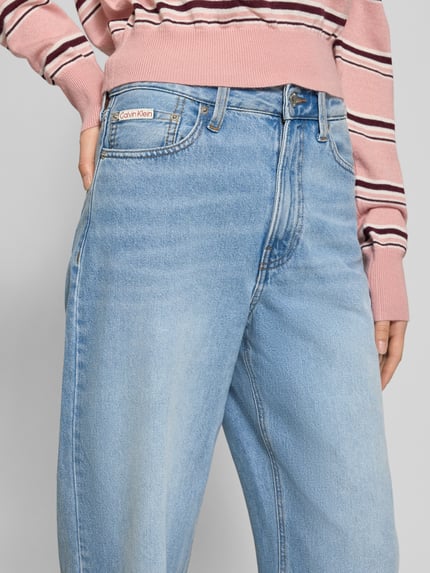 Frauenmodel trägt Barrel Jeans mit Label-Detail Modell 'PANAMA' von Calvin Klein Jeans, reine Baumwolle, Barrel Fit, Nahaufnahme Oberkörper.
